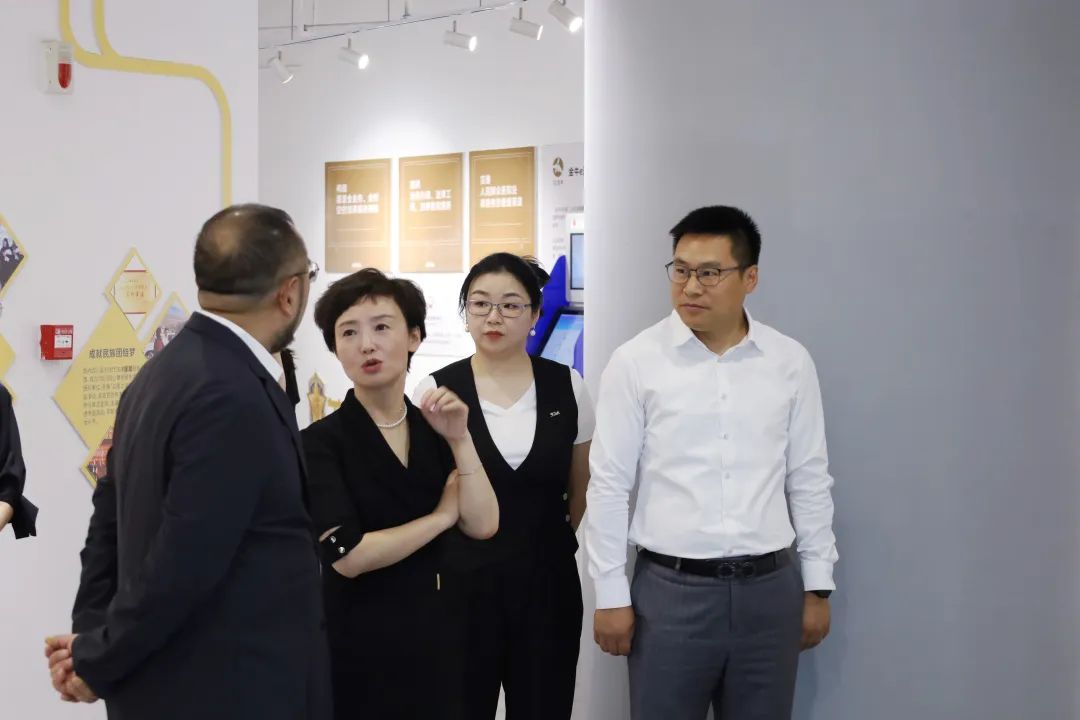 动态 | 重庆市渝中区副区长高琳一行莅临中联成都参观调研